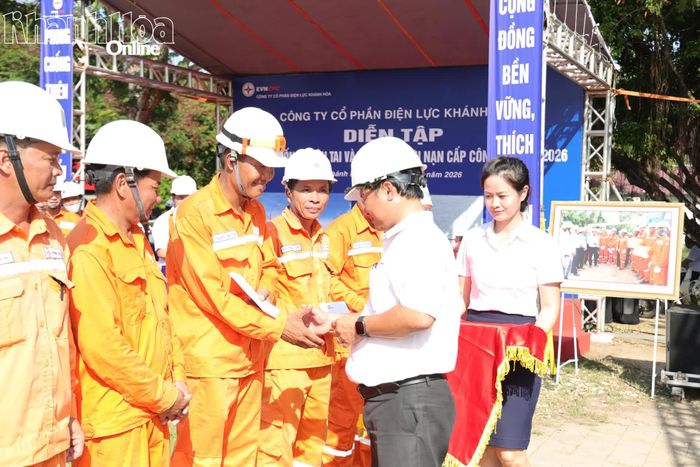 Lãnh đạo công ty trao thưởng cho các đơn vị.
