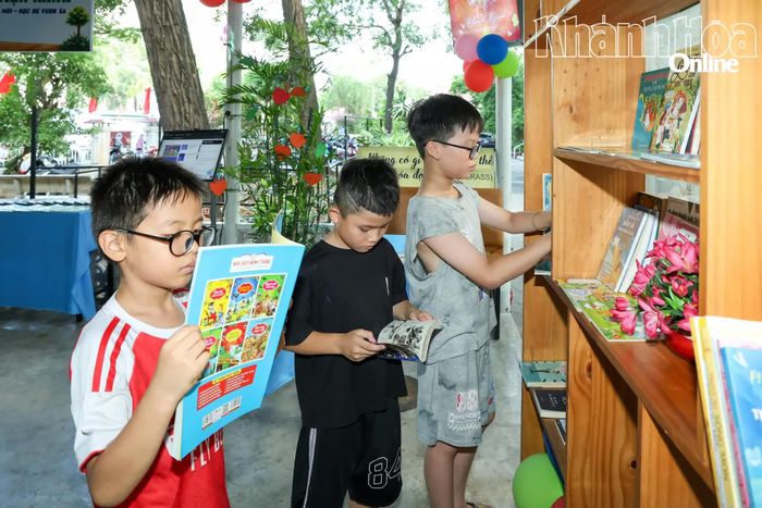 Các em nhỏ đọc sách tại không gian thư viện xanh.