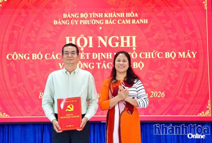 Ông Nguyễn Hoạt nhận quyết định thành lập Đảng bộ UBND phường Bắc Cam Ranh.