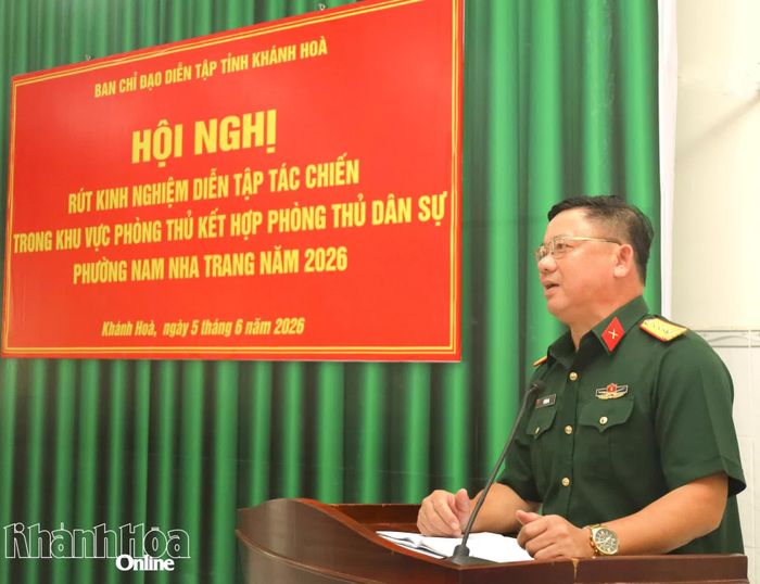 Đại tá Võ Văn Bá phát biểu tại hội nghị.