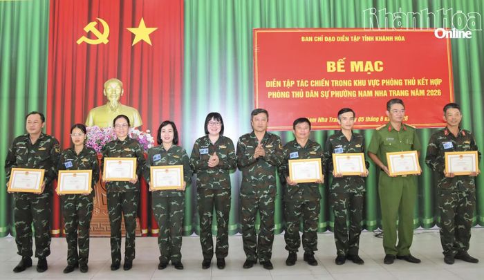 Lãnh đạo phường Nam Nha Trang trao giấy khen cho các tập thể.