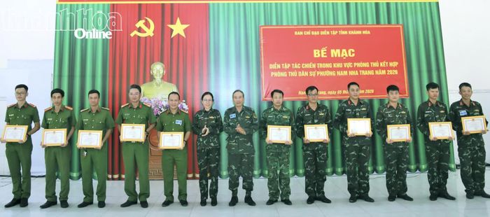 Các cá nhân nhận giấy khen của UBND phường Nam Nha Trang.