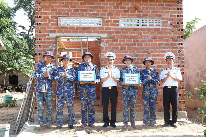 Đại tá Tiên Quang Sự trao quà động viên các cán bộ, chiến sĩ thực hiện nhiệm vụ.