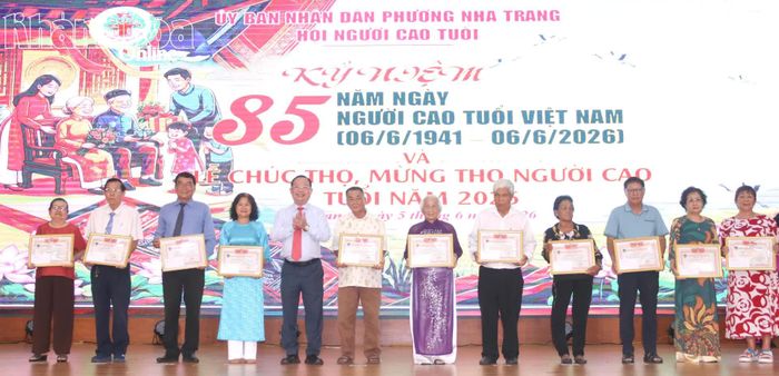 Ông Lưu Thành Nhân - Phó Bí thư Thường trực Đảng ủy, Chủ nhiệm Ủy ban Kiểm tra Đảng ủy phường tặng quà, chúc thọ người cao tuổi.