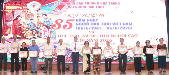 Ông Huỳnh Quang Tú - Phó Chủ tịch UBND phường tặng quà, chúc thọ người cao tuổi.