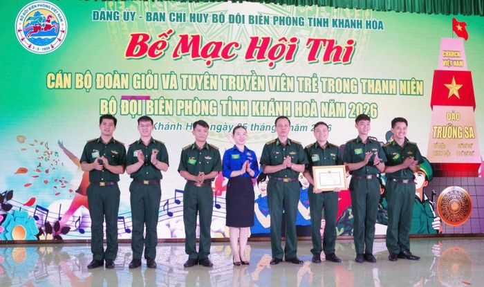 Ban tổ chức trao giải nhất cho Chi đoàn Phòng Chính trị - Ban Chỉ huy Bộ đội Biên phòng tỉnh.