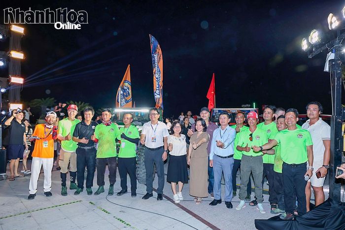 Lãnh đạo các sở, ngành, đại diện Ban tổ chức chụp ảnh lưu niệm với các vận động viên tại giải.
