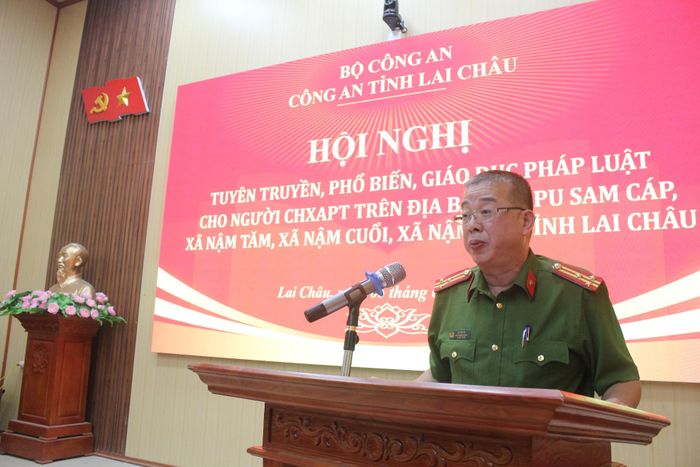 Lãnh đạo Phòng Cảnh sát Thi hành án hình sự và Hỗ trợ tư pháp (Công an tỉnh) phát biểu tại hội nghị.