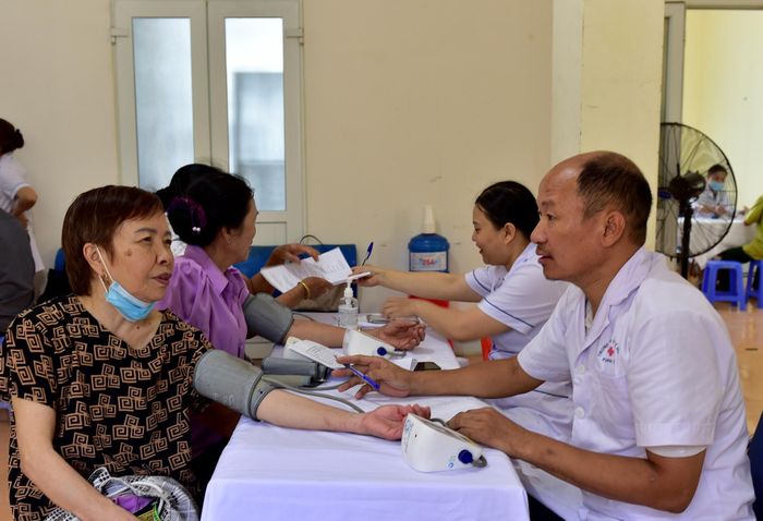 Bác sỹ Bệnh viện Đa khoa Phong Thổ kiểm tra huyết áp cho bệnh nhân.