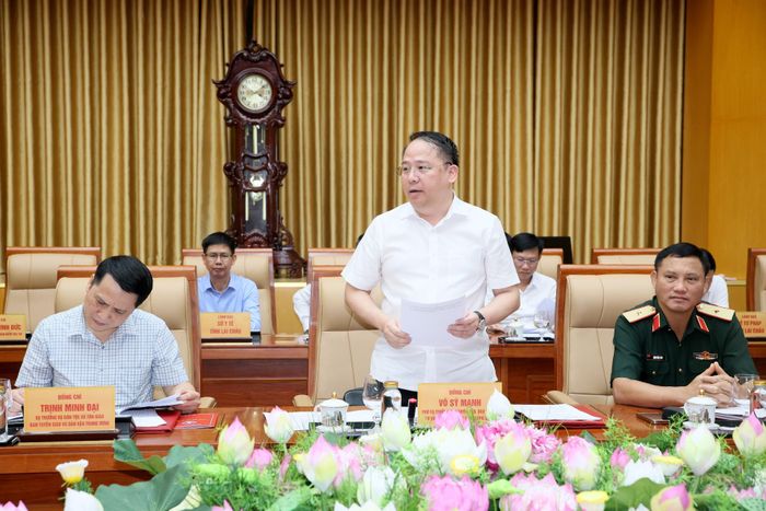 Đại diện Đoàn Kiểm tra, giám sát số 16 của Bộ Chính trị thông qua dự thảo Báo cáo tóm tắt kết quả kiểm tra đợt 2 năm 2026 đối với BTV Tỉnh ủy Lai Châu.