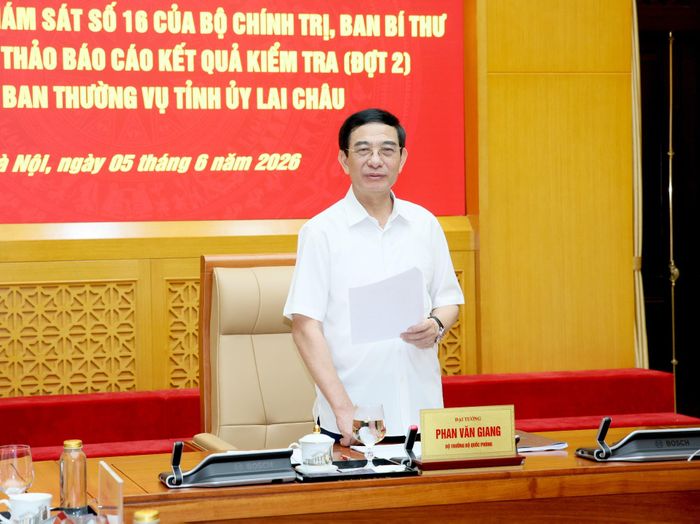 Đại tướng Phan Văn Giang - Ủy viên Bộ Chính trị, Phó Bí thư Quân ủy Trung ương, Phó Thủ tướng Chính phủ, Bộ trưởng Bộ Quốc phòng, Trưởng Đoàn Kiểm tra, giám sát số 16 của Bộ Chính trị, Ban Bí thư phát biểu kết luận hội nghị. 