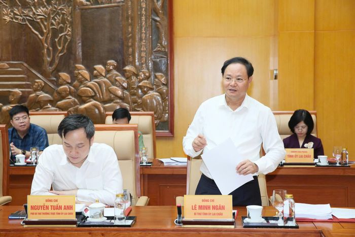 Đồng chí Lê Minh Ngân - Ủy viên Trung ương Đảng, Bí thư Tỉnh ủy, Chủ tịch HĐND tỉnh Lai Châu phát biểu tại hội nghị. 