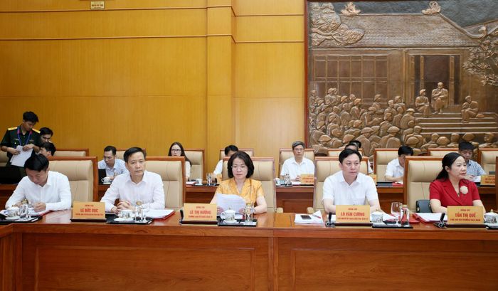 Các đồng chí Thường trực Tỉnh ủy, Ủy viên Ban Thường vụ Tỉnh ủy Lai Châu dự hội nghị. 
