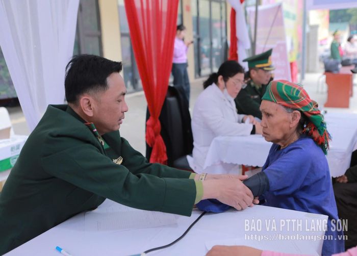 Cán bộ quân y Đồn Biên phòng Cửa khẩu Quốc tế Hữu Nghị tư vấn, khám sức khỏe cho người dân xã Đồng Đăng