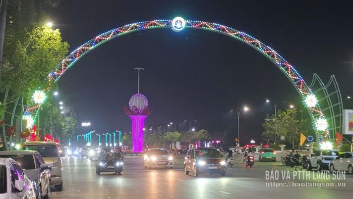 Quả cầu tại bùng binh chân cầu Đông Kinh được cải tạo thành đài sen, tạo điểm nhấn cảnh quan đô thị