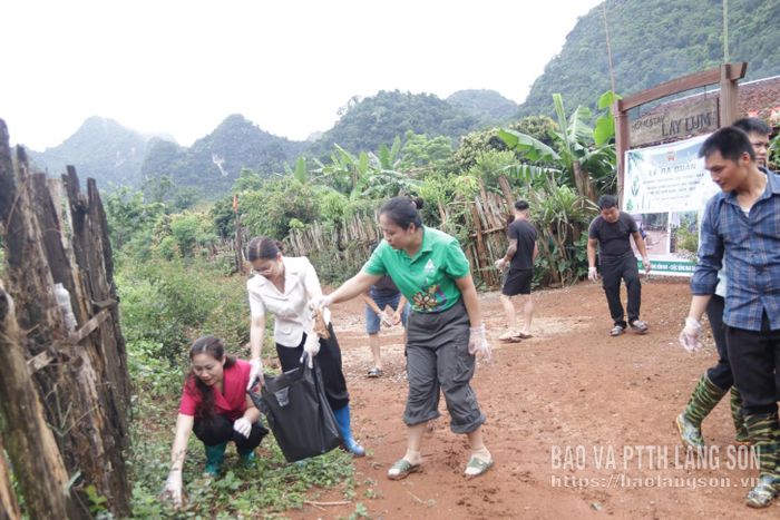 Các đại biểu và người dân làng Lân Nóng tham gia dọn dẹp vệ sinh môi trường