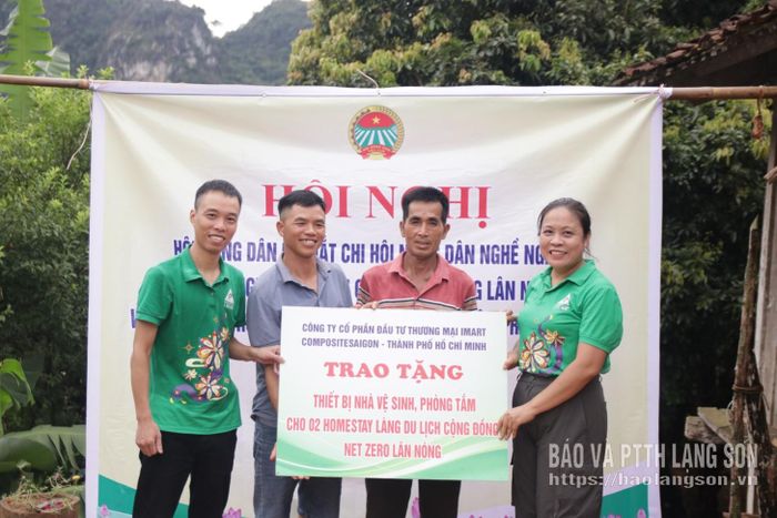 Đại diện ban tổ chức trao biểu trưng quà tặng cho 2 hộ dân tại làng Lân Nóng