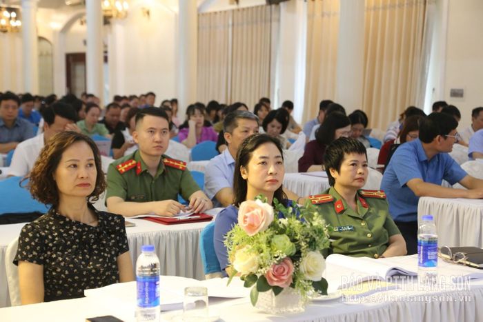 Các đại biểu tham dự lớp bồi dưỡng tại điểm cầu trực tiếp do Sở GD&amp;ĐT và Công an tỉnh tổ chức