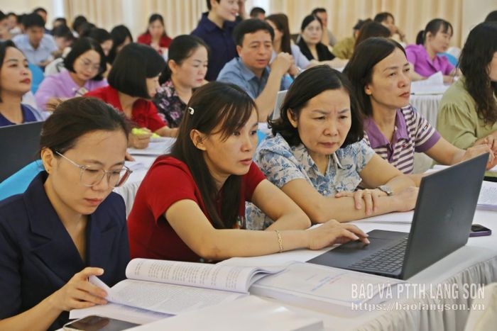 Các giáo viên tham dự lớp bồi dưỡng tại điểm cầu trực tiếp