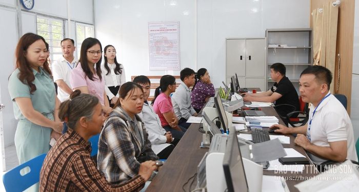 Đoàn công tác giám sát thực tế tại Trung tâm Phục vụ hành chính công của xã Tân Tiến