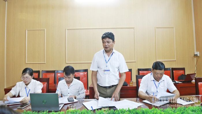 Trưởng Phòng Văn hóa - Xã hội xã Tân Tiến báo cáo kết quả chuyển đổi số của xã với đoàn giám sát