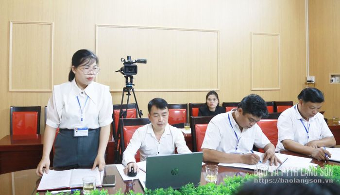 Lãnh đạo UBND xã Tân Tiến phát biểu làm rõ thêm các nội dung với đoàn giám sát