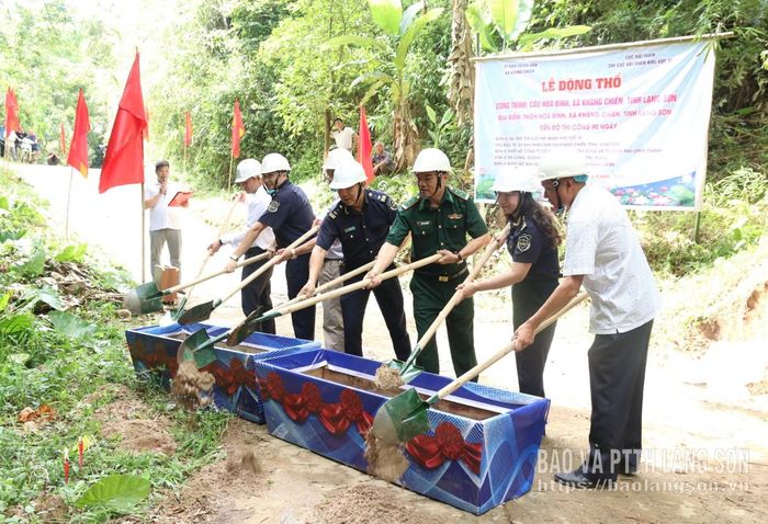 Các đại biểu thực hiện nghi thức khởi công công trình cầu Hòa Bình