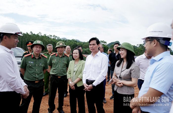 Đoàn công tác kiểm tra tiến độ xây dựng Trường Phổ thông nội trú liên cấp Tiểu học và THCS xã Quốc Khánh