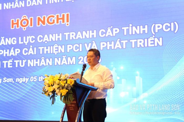 Đồng chí Đoàn Thanh Sơn, Phó Chủ tịch UBND tỉnh phát biểu điều hành thảo luận tại hội nghị