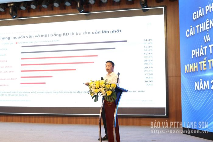 Ông Đậu Anh Tuấn, Phó Tổng Thư ký, Trưởng Ban Pháp chế VCCI báo cáo phân tích về tình hình phát triển kinh tế tư nhân tỉnh Lạng Sơn năm 2025