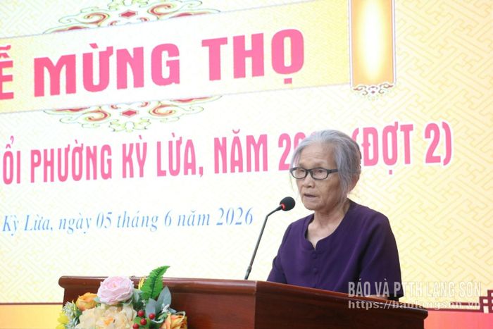 Người cao tuổi phường Kỳ Lừa phát biểu tại buổi lễ mừng thọ