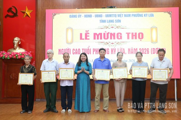 Lãnh đạo UBND phường Kỳ Lừa trao giấy mừng thọ cho các cụ tại buổi lễ