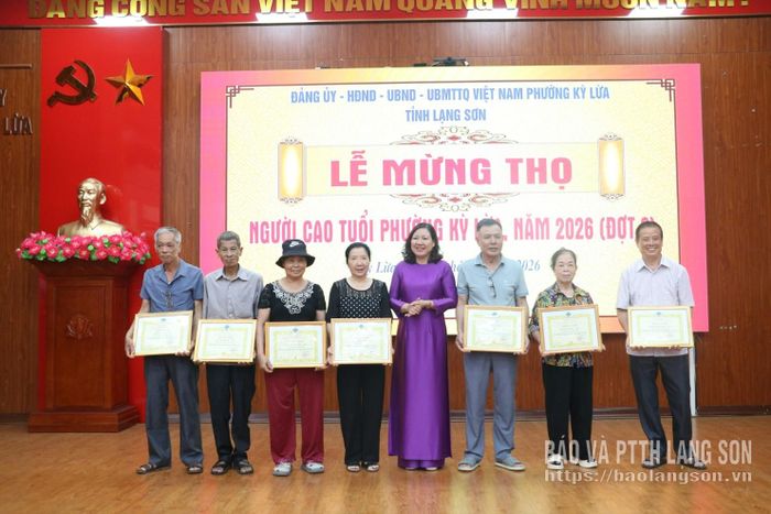 Lãnh đạo HĐND phường Kỳ Lừa trao giấy mừng thọ cho các cụ tại buổi lễ