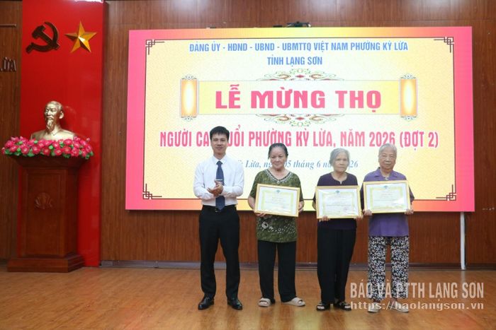 Lãnh đạo Đảng ủy phường Kỳ Lừa trao giấy mừng thọ cho các cụ tại buổi lễ