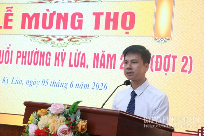 Lãnh đạo Đảng ủy phường Kỳ Lừa phát biểu chúc thọ các cụ