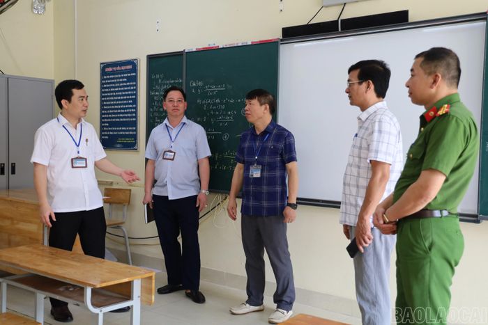 Tổ hỗ trợ công tác tổ chức Kỳ thi số 10 kiểm tra công tác chuẩn bị tổ chức Kỳ thi tại điểm thi Trường THPT Lý Thường Kiệt. 