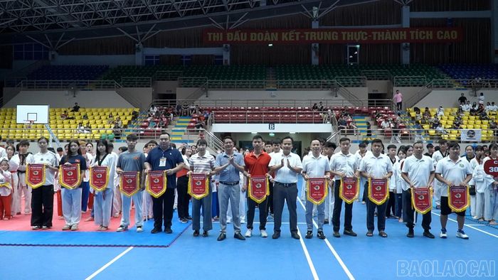 Ban Tổ chức trao cờ lưu niệm cho các đoàn tham dự giải.