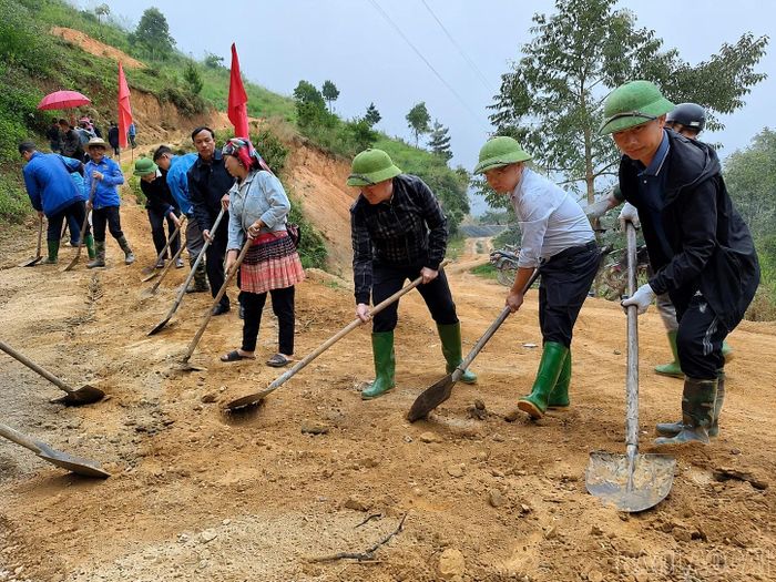 Anh Sùng Thành Công - Chủ tịch UBND xã Nậm Có (thứ 2, phải sang) cùng Nhân dân tham gia công trình, phần việc chung của thôn, bản.