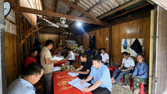 Cán bộ trẻ xã Nậm Có cùng Chi bộ thôn Tu San trong hoạch định các định hướng phát triển của thôn.
