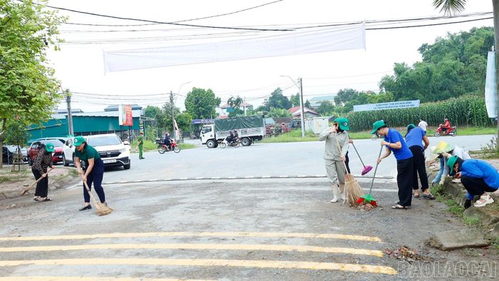 Ngay sau lễ phát động, các đại biểu và người dân đã đồng ra quân loạt trồng cây xanh, tham gia vệ sinh môi trường và tuyên truyền cổ động lưu động trên các tuyến phố chính của xã Gia Phú, mở đầu chuỗi hoạt động lan tỏa thông điệp sống xanh, vì một Lào Cai phát triển bền vững.
