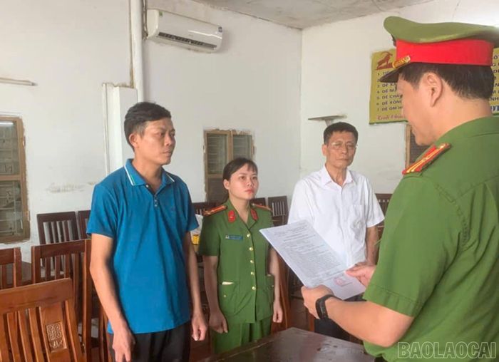 Lực lượng chức năng thi hành các quyết định tố tụng đối với bị can Đinh Tiến Dũng.