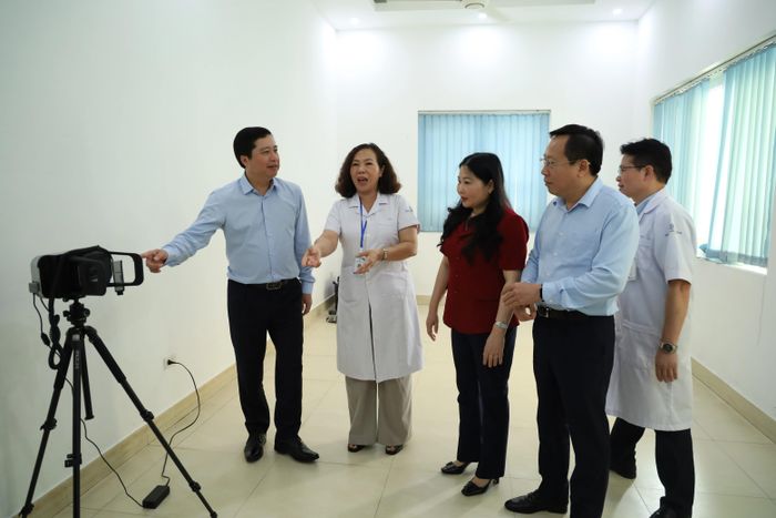Các đồng chí lãnh đạo thăm, động viên các y, bác sỹ và người lao động đến khám sức khỏe định kỳ tại Khu công nghiệp phía Nam.
