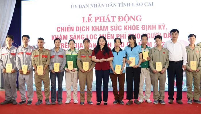 Phó Chủ tịch UBND tỉnh Vũ Thị Hiền Hạnh và lãnh đạo Sở Y tế tặng quà cho công nhân có hoàn cảnh khó khăn.