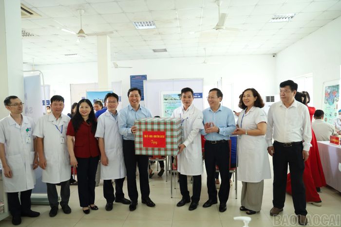 Các đồng chí lãnh đạo tặng quà cán bộ y tế.