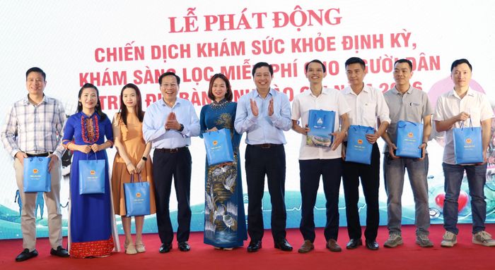 Bí thư Tỉnh ủy Dương Quốc Huy và Thứ trưởng Bộ Y tế Lê Đức Luận tặng quà cho các doanh nghiệp.