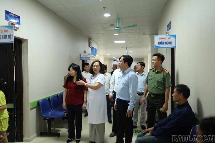Các đồng chí lãnh đạo tỉnh thăm Bệnh viện Đa khoa số 1 tỉnh Lào Cai.