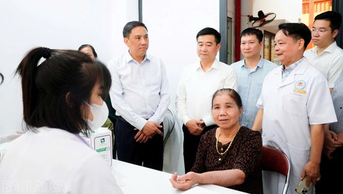 Đồng chí Phó Bí thư Thường trực Tỉnh ủy – Chủ tịch HĐND tỉnh Hoàng Giang và đoàn công tác trao đổi, động viên đội ngũ y, bác sĩ, nhân viên y tế nỗ lực khắc phục khó khăn, phát huy tinh thần trách nhiệm, thực hiện tốt nhiệm vụ chăm sóc, bảo vệ sức khỏe Nhân dân.