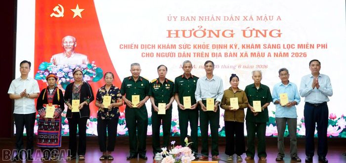 Nhân dịp này, đồng chí Hoàng Giang – Phó Bí thư Thường trực Tỉnh ủy, Chủ tịch Hội đồng Nhân dân tỉnh và đồng chí Nguyễn Thành Sinh - Phó Chủ tịch UBND tỉnh đã tặng quà động viên cán bộ, y bác sĩ của Trung tâm Y tế khu vực Văn Yên và Trạm Y tế xã Mậu A; tặng quà cho 10 gia đình có hoàn cảnh khó khăn trên địa bàn xã Mậu A.