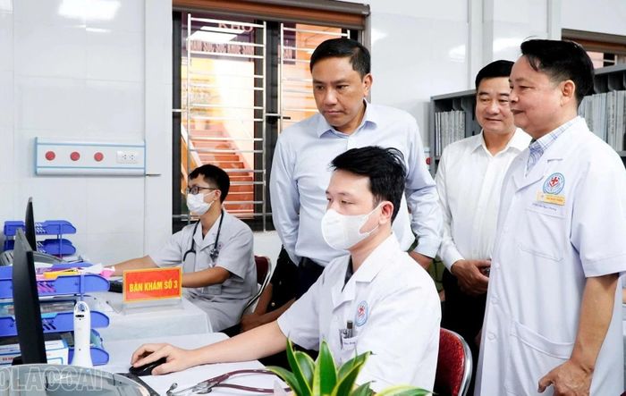 Đồng chí Hoàng Giang – Phó Bí thư Thường trực Tỉnh ủy, Chủ tịch Hội đồng Nhân dân tỉnh, cùng đoàn công tác kiểm tra công tác khám sức khỏe cho người dân.