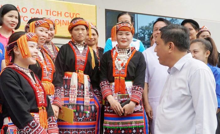 Ân cần thăm hỏi người dân đến khám, đồng chí Phó Bí thư Thường trực Tỉnh ủy – Chủ tịch HĐND tỉnh Hoàng Giang mong muốn bà con tiếp tục quan tâm, chủ động chăm sóc sức khỏe, tham gia đầy đủ các đợt khám sức khỏe định kỳ để kịp thời phát hiện bệnh, điều trị sớm, nâng cao chất lượng cuộc sống.